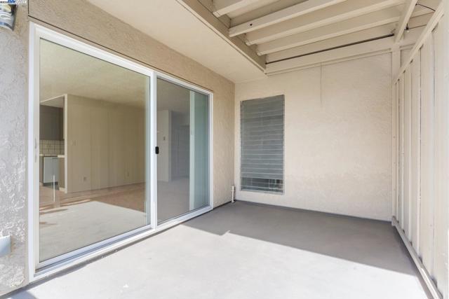 424 Staten Ave, Oakland CA: https://media.crmls.org/mediaz/061de121-03b6-4e7d-a1ae-7d12f5a1353e.jpg