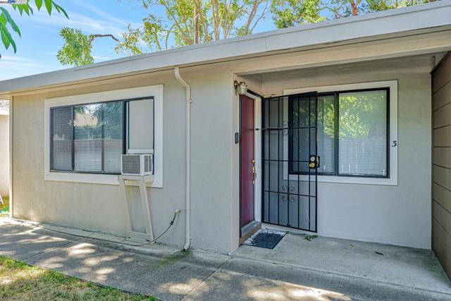 4655 Augustine St, Pleasanton CA: https://media.crmls.org/mediaz/061e1b2c-aa17-4b43-ab8f-c736a73a2d3a.jpg
