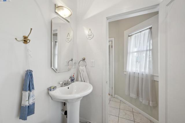 2000 CLINTON AVENUE, Alameda CA: https://media.crmls.org/mediaz/061e27e9-8d2e-470b-b779-05f9bdc70dec.jpg