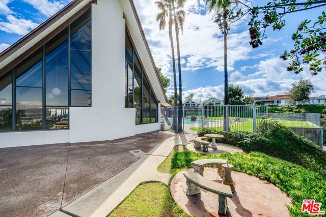 1165 Cherokee, Topanga CA: https://media.crmls.org/mediaz/061e6bd8-24d1-4e60-aa7f-fdd478f634ed.jpg