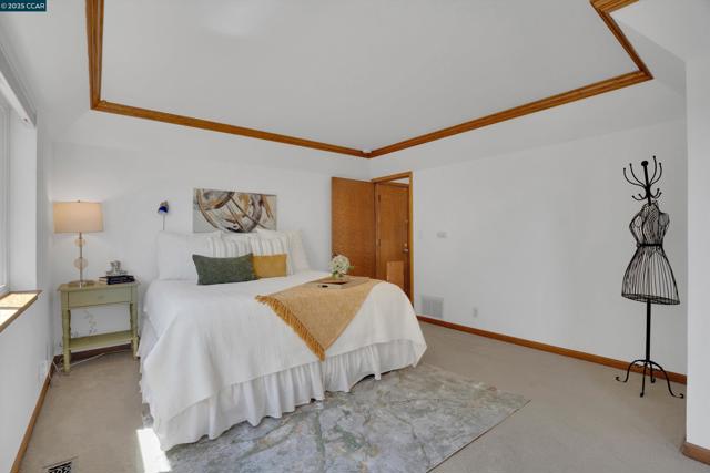 1027 W Arlington Way, Martinez CA: https://media.crmls.org/mediaz/061fa982-1268-4395-aedc-326f22f9a411.jpg