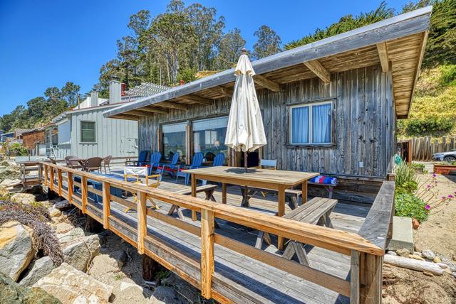 16 Potbelly Beach Road, Aptos CA: https://media.crmls.org/mediaz/06207bfc-1014-4f2c-9491-ef15e22eccb9.jpg