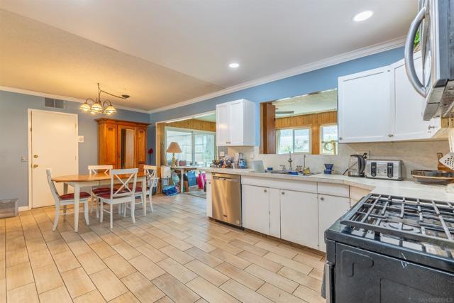 331 Rainier Way, Hemet CA: https://media.crmls.org/mediaz/0620bbb0-e57b-43b1-b75a-39a8390f186d.jpg