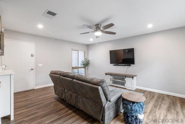 220 Eveningside Gln, Escondido CA: https://media.crmls.org/mediaz/0621039a-1bef-4513-ac60-bf1c75ba99cd.jpg