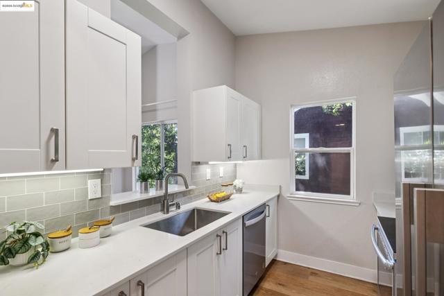 96 Bayside Ct, Richmond CA: https://media.crmls.org/mediaz/0621166a-3d80-4fc3-a3c5-60905715ea2e.jpg