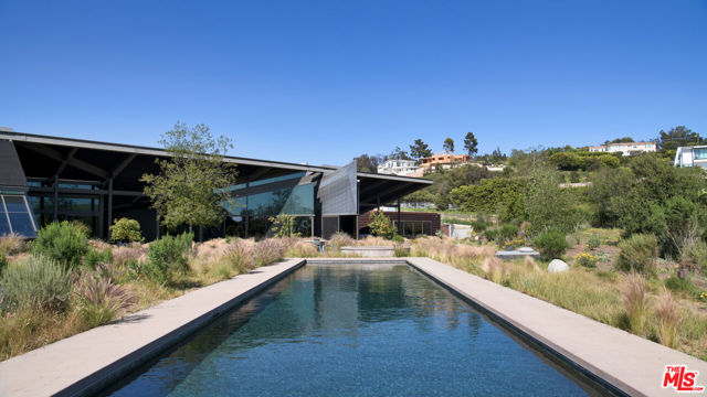 5900 Bonsall Drive, Malibu CA: https://media.crmls.org/mediaz/06212505-eba8-4e35-9954-9c0c1d5225e9.jpg