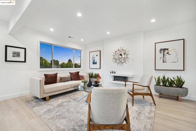 1207 Cedar St, Berkeley CA: https://media.crmls.org/mediaz/06219dd7-5443-4a32-ad66-994a6d2ee495.jpg