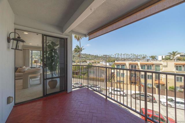 8110 El Paseo Grande, La Jolla CA: https://media.crmls.org/mediaz/0621e0a8-1593-46a8-bcb3-a6a7d2804b5b.jpg
