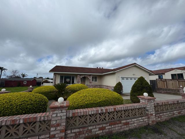651 Spruce Street, Half Moon Bay CA: https://media.crmls.org/mediaz/0622a234-2259-42f3-85a9-406ae468196b.jpg