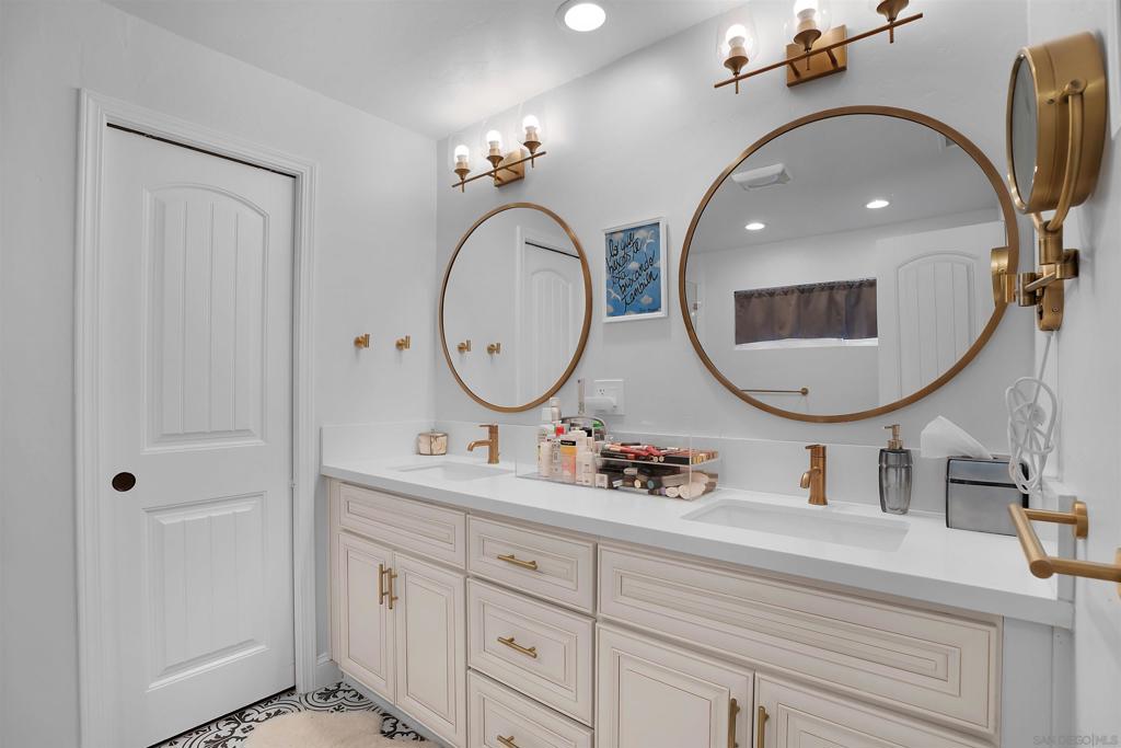 MLS #250035692SD img 25