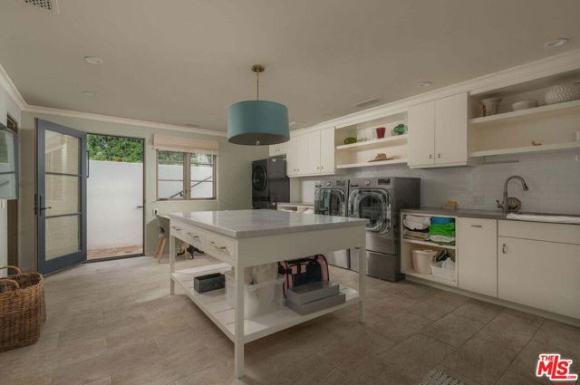 1475 E Mountain Drive, Santa Barbara CA: https://media.crmls.org/mediaz/06239a9b-884a-4249-be79-9f6432fd384b.jpg