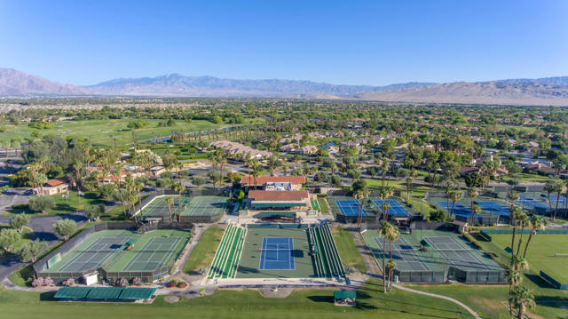 56 Oakmont Drive, Rancho Mirage CA: https://media.crmls.org/mediaz/0623b458-9945-4cce-b239-392fc2162299.jpg