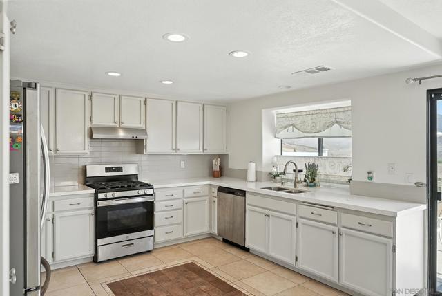 10153 Greenleaf Rd, Spring Valley CA: https://media.crmls.org/mediaz/0624aee9-bf35-4173-9971-708c499fa281.jpg