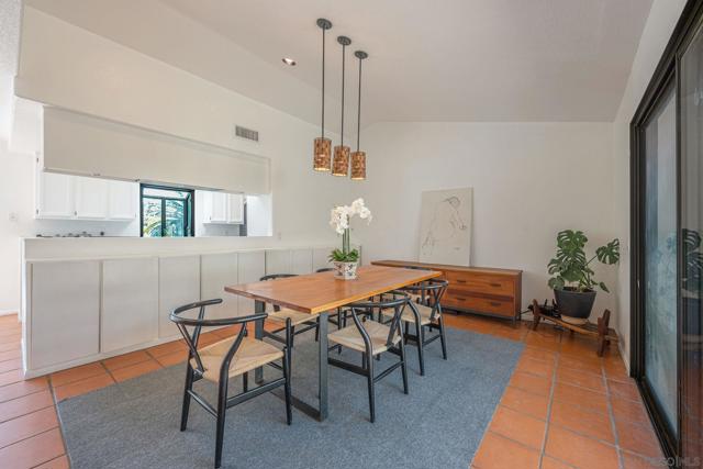 1761 Winterwarm Dr, Fallbrook CA: https://media.crmls.org/mediaz/0625064b-a807-4ccf-a389-d1d82c9068d7.jpg