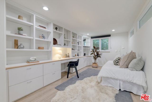 833 17th Street, Santa Monica CA: https://media.crmls.org/mediaz/06251e03-f339-44fb-bce4-e2a7791105c9.jpg
