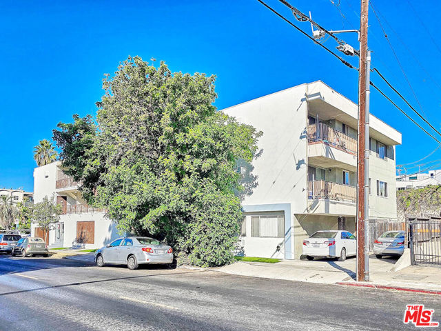 4171 W 4th Street, Los Angeles CA: https://media.crmls.org/mediaz/06252687-caa2-4bd0-bcd5-49cbab44b57d.jpg