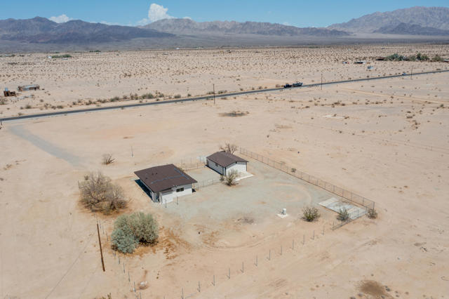 84417 Amboy Road, 29 Palms CA: https://media.crmls.org/mediaz/06253b2a-7b52-4362-a43c-3648e1ec7dbe.jpg