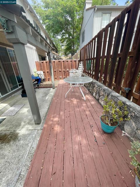1 Bluff Ct, Hercules CA: https://media.crmls.org/mediaz/062549e4-ad4a-4754-bc1e-ade2d7580576.jpg