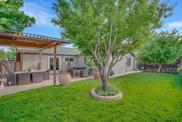 3644 Ashwood Drive, Pleasanton CA: https://media.crmls.org/mediaz/0625597e-eda3-4b1b-868f-c04cda1def50.jpg