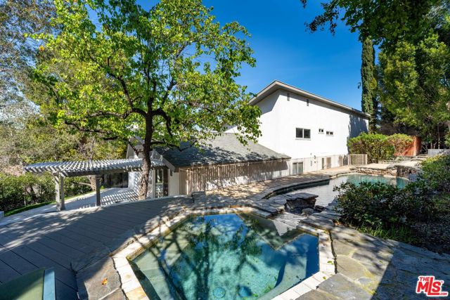 3585 Alana Drive, Sherman Oaks CA: https://media.crmls.org/mediaz/0625a8f9-5220-4759-be9e-f213342e3b45.jpg