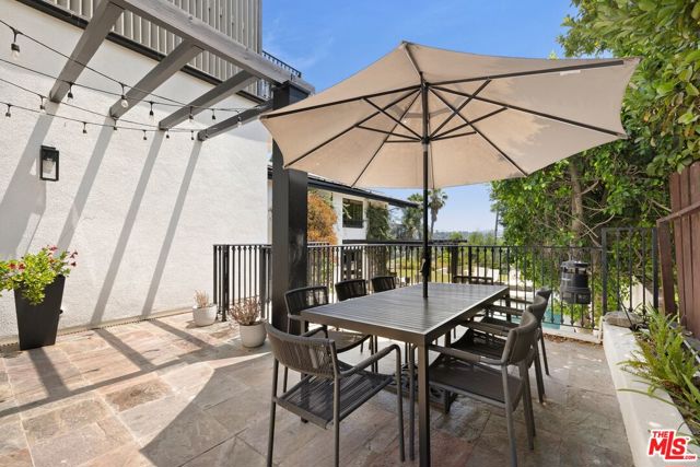16820 Oak View Drive, Encino CA: https://media.crmls.org/mediaz/0625cc35-6ee9-4a1b-87c1-81da2a8881e7.jpg