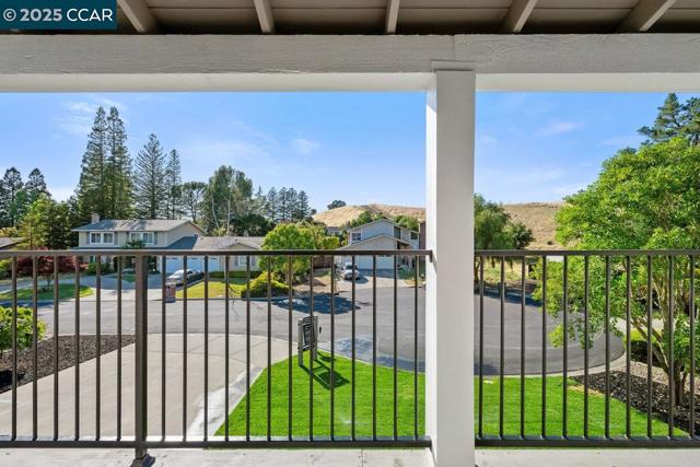 374 James Bowie Ct, Alamo CA: https://media.crmls.org/mediaz/06266309-484e-46cb-af34-8fd698126751.jpg