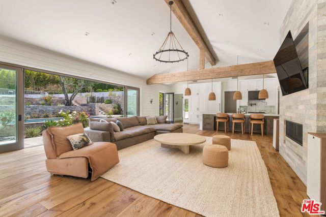 937 & 935 Las Lomas Avenue, Pacific Palisades CA: https://media.crmls.org/mediaz/0626bf2d-da83-480b-b1db-746532b1dc9b.jpg