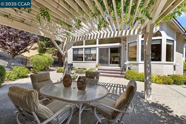 4101 Fox Creek Ct, Danville CA: https://media.crmls.org/mediaz/06271c32-1135-40fe-a677-1bfa5d435e41.jpg