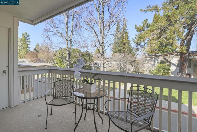 1525 Canyonwood Ct, Walnut Creek CA: https://media.crmls.org/mediaz/0628b1d7-0989-4e4d-9208-728741eb7d32.jpg