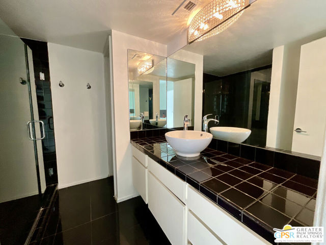 425 Bradshaw Lane, Palm Springs CA: https://media.crmls.org/mediaz/0628dbb1-c7fa-4568-b6f9-ca31cefec979.jpg