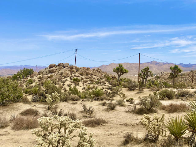 104 Bandera Road, Yucca Valley CA: https://media.crmls.org/mediaz/0628f608-2ce5-4842-881a-13ea6f06d59f.jpg
