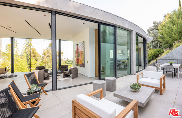 9277 Thrush Way, Los Angeles CA: https://media.crmls.org/mediaz/0629d043-daee-4762-9170-5688cb23a6fd.jpg
