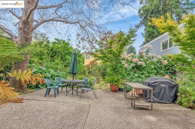 5537 Claremont Ave, Oakland CA: https://media.crmls.org/mediaz/062a171f-965f-48e0-b68b-c01054c4c46f.jpg