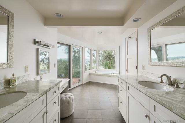 2165 Balboa Ave, Del Mar CA: https://media.crmls.org/mediaz/062a72b3-1345-4ba5-9a45-fdf2588ad636.jpg