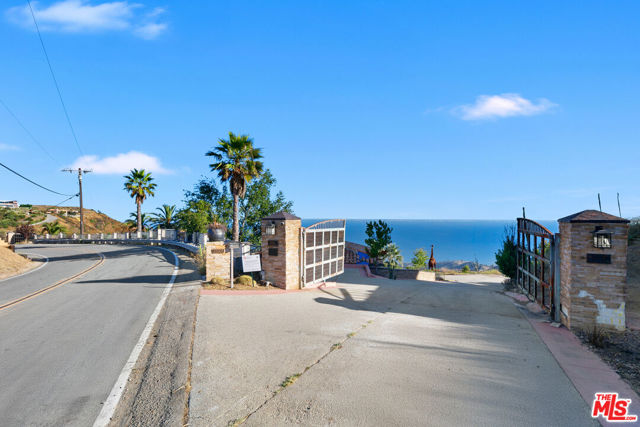 23010 Saddle Peak Road, Topanga CA: https://media.crmls.org/mediaz/062c3398-69cd-4c65-ae03-f0a2603c2843.jpg