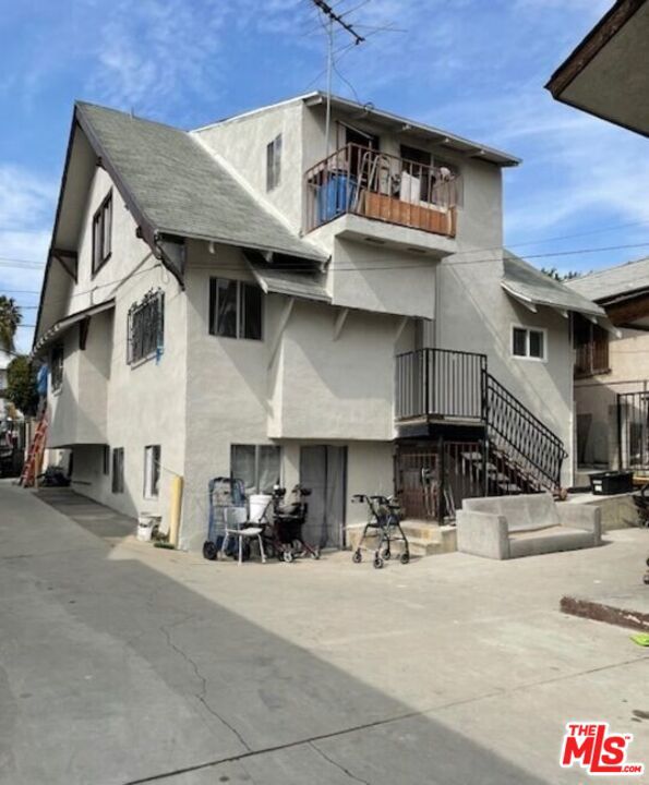 524 N Cummings Street, Los Angeles CA: https://media.crmls.org/mediaz/062f4670-b29f-4b6a-970e-7f6e6fef00fe.jpg