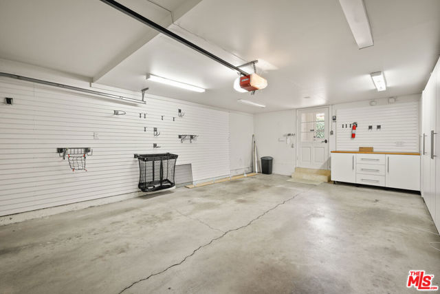 2005 Chilton Drive, Glendale CA: https://media.crmls.org/mediaz/062fc5b7-3468-4896-9ec8-bdae405d1abd.jpg