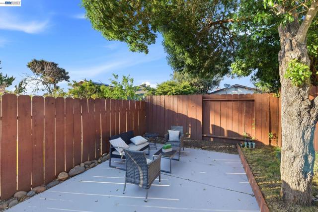 137 Tamarack Dr, Union City CA: https://media.crmls.org/mediaz/062fcbb9-6f86-4237-8776-b768b1dd31cb.jpg