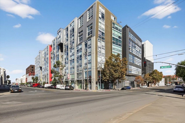 311 Oak St, Oakland CA: https://media.crmls.org/mediaz/06307bd7-6a3d-4403-96a6-cd69a9f8b134.jpg