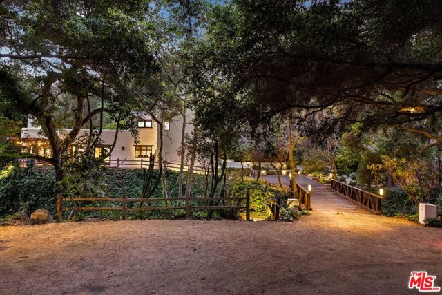 1435 Sycamore Canyon Road, Santa Barbara CA: https://media.crmls.org/mediaz/063115cf-7b7c-4850-a497-6566e5a26380.jpg