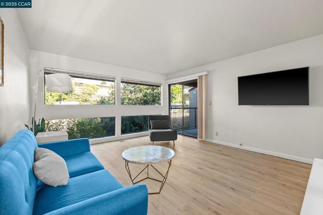 1600 Carmel Drive, Walnut Creek CA: https://media.crmls.org/mediaz/06316b5b-5eea-45b9-be56-a8f247611bca.jpg