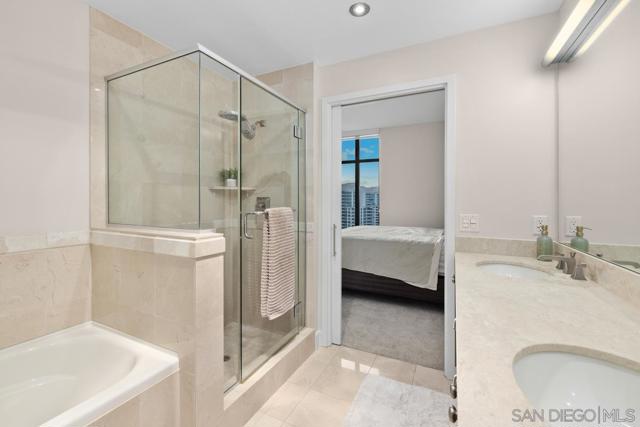 700 W E St, San Diego CA: https://media.crmls.org/mediaz/063195d0-344c-4d0f-9dd3-19def573febe.jpg