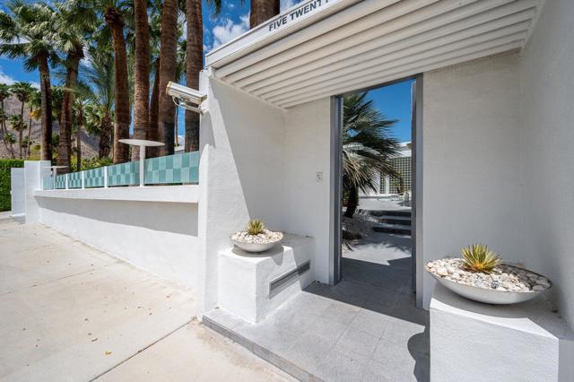 520 W ViA Lola, Palm Springs CA: https://media.crmls.org/mediaz/0631a303-ab23-4cd6-873d-ef8a25a2befc.jpg
