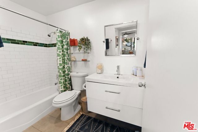 960 Sanborn Avenue, Los Angeles CA: https://media.crmls.org/mediaz/06329e9f-0941-4376-a484-d8b8046a1c16.jpg