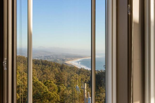 107 Dolphine Avenue, El Granada CA: https://media.crmls.org/mediaz/0632c8ac-cceb-4530-a09a-90cd0311b49e.jpg