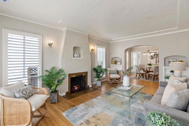 2806 Clay St, Alameda CA: https://media.crmls.org/mediaz/06330cbb-2bfe-4325-b99d-a72ed3fc5f36.jpg