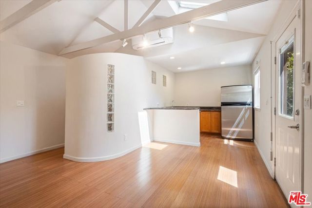 4385 Camellia Avenue, Studio City CA: https://media.crmls.org/mediaz/0633a285-6c64-429d-b4af-caa54460da38.jpg
