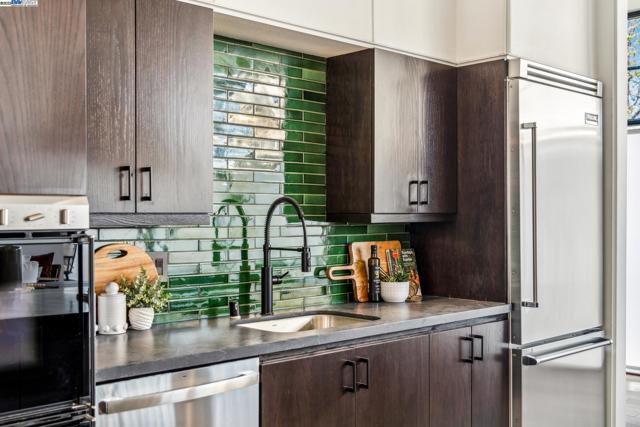 311 4th St, Oakland CA: https://media.crmls.org/mediaz/0633dc3f-03b3-441c-ab45-4ed0620606f5.jpg