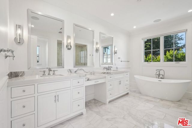 813 N Spaulding Avenue, Los Angeles CA: https://media.crmls.org/mediaz/0633ddd9-aea0-4bf6-ae13-06d24f0ec233.jpg