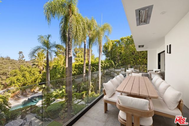 8 Oakmont Drive, Los Angeles CA: https://media.crmls.org/mediaz/0633f1fb-ca78-4e46-9e44-d63bf8d212fd.jpg
